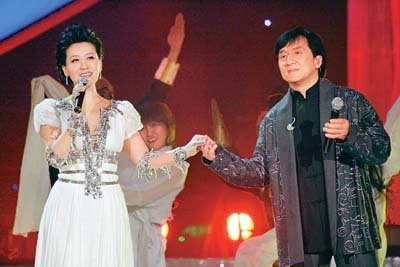 纪念5.12一周年 谭晶成龙再次赴川“送粮”(图)
