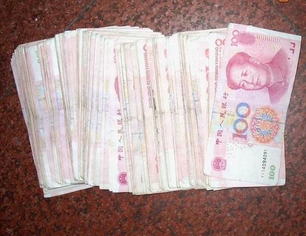 将被盗现金一分不差的交到他手上,感动得拿出一千元现金宴请派出所