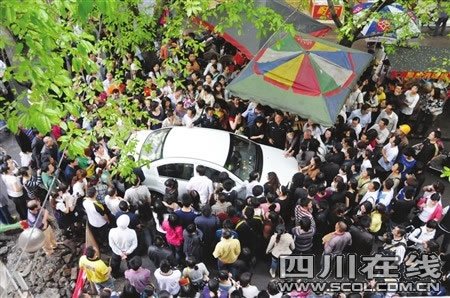 女子掌掴老汉遭人肉搜索后欲跳江轻生(图)