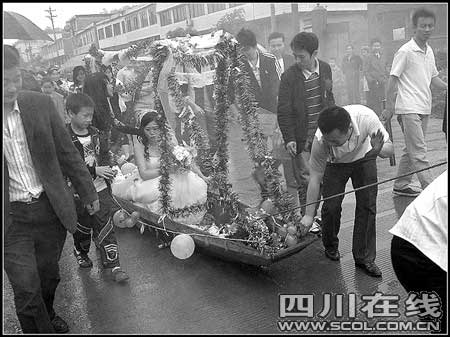 四川泸州迎亲方式雷人 新郎拉纤迎娶新娘(图)