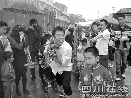 四川泸州迎亲方式雷人 新郎拉纤迎娶新娘(图)