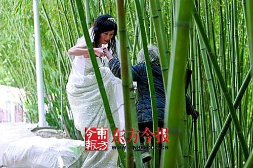 五一期间,栾川县寨沟景区,身着雪白婚纱的新娘搀扶陌生拾荒老妇上路,表情、动作自然,毫无做作意味。网友“九月樱飞”供图