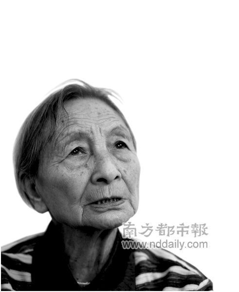 麦雪侣老人为四川地震两度发动募捐。本报记者陈辉实习生王嘉康摄
