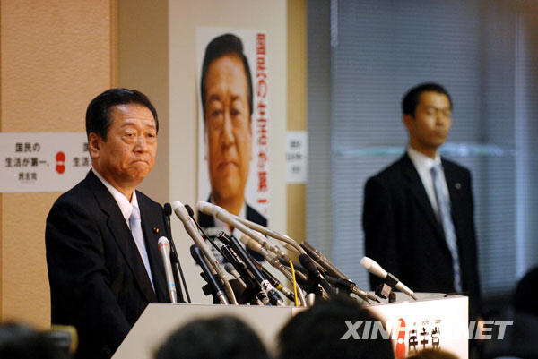 5月11日,日本最大在野党民主党代表小泽一郎(左)在日本首都东京出席新闻发布会。小泽一郎当日宣布辞去党代表职务。