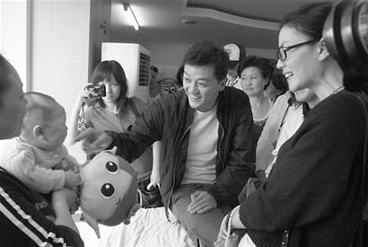 王菲李亚鹏探望受灾儿童 受捐助小朋友送上香吻