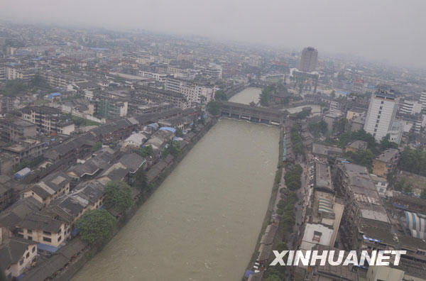 这是5月9日在都江堰上空拍摄的都江堰市区。