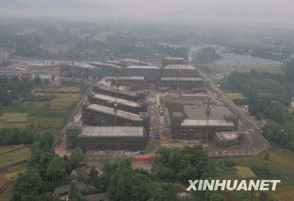 这是5月9日在彭州小鱼洞镇上空拍摄的即将完工的彭州龙门山镇九年制学校。