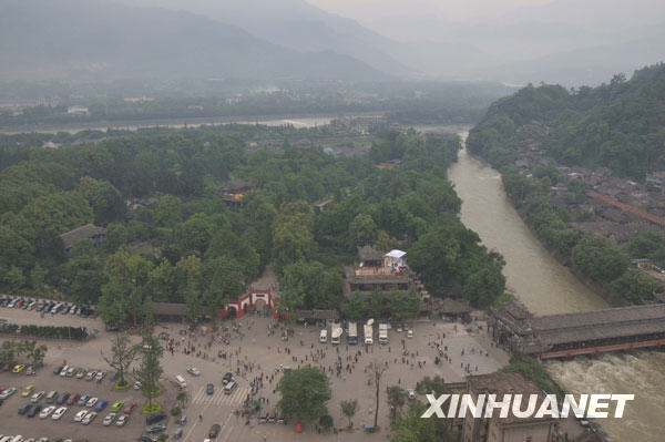 这是5月9日在都江堰上空拍摄的都江堰景区。