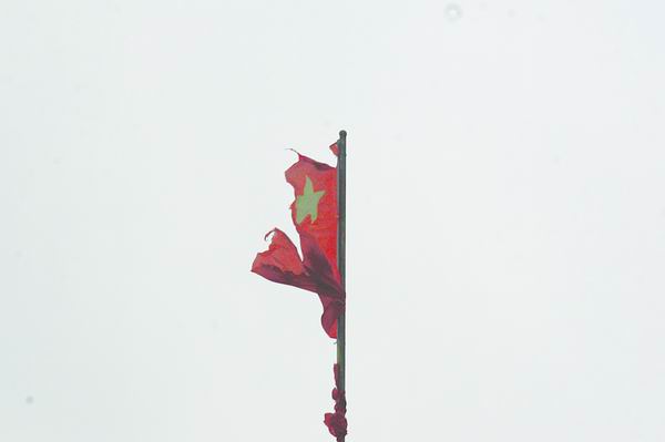 五星红旗只剩下一颗大星,而且红旗也已经褪色.
