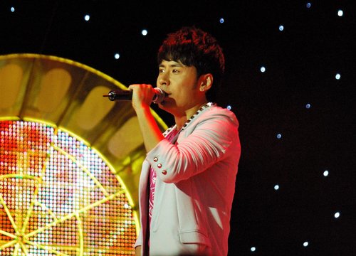黄征为512放下工作 登台献唱励志歌曲榜样