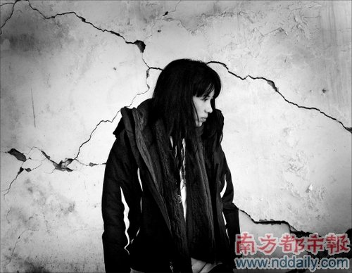莫文蔚早前到灾区参与重建工作,做了一天建筑工人的她站在裂墙前,显得有点憔悴,但却很美。