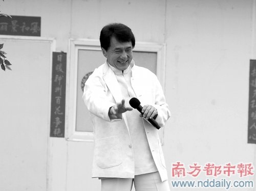 在“心连心”艺术团成立以来规模最大的演出中,成龙登台唱响了《站起来》。
