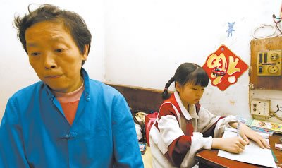 老太街头贴广告欲将8岁外孙女送人