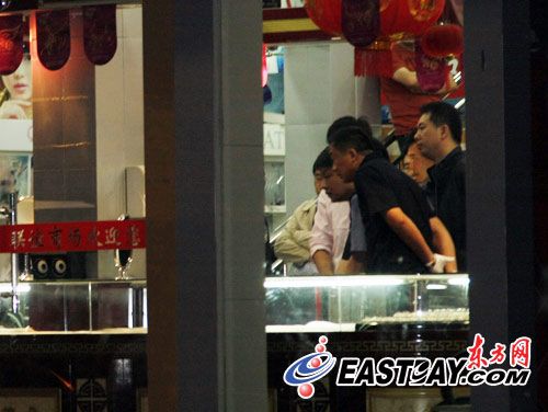 男子持榔头闯入金店 抢走10余根项链(图)