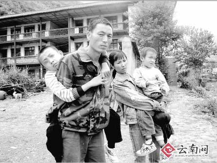 小哥俩同患肌肉萎缩 父母背儿上学6年