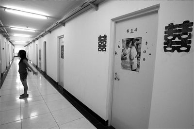 人大女生以宿舍当娘家出嫁(图)
