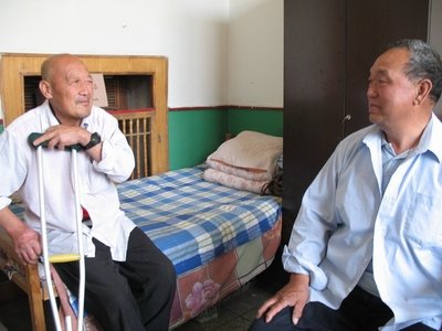 村民23年收养上百名流浪孤残人员(组图)