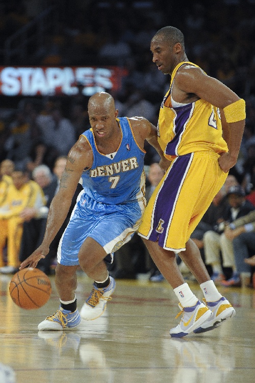 NBA季后赛:湖人VS掘金 比卢普斯带球突破科比