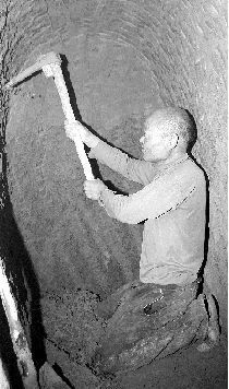 村民为泄洪救庄稼跪着开山挖土100多天(图)