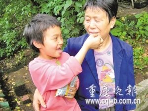 8岁女孩为上学攒钱卖花 懂报恩自改姓名(图)