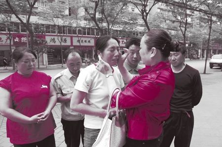 汶川灾民建感恩装修队打工凑钱帮好人渡难关