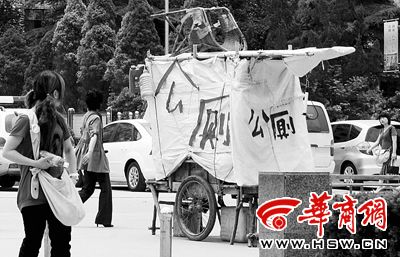 陕西渭南街头“雷人”公厕让人望而却步(图)