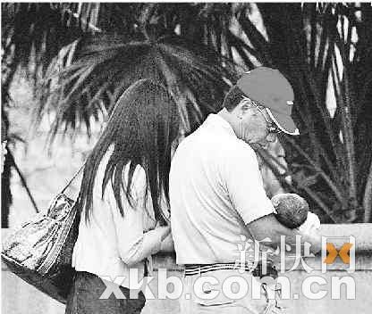 携妻带女踏青心情好 郭台铭劝路人赶快生小孩