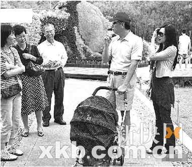 携妻带女踏青心情好 郭台铭劝路人赶快生小孩