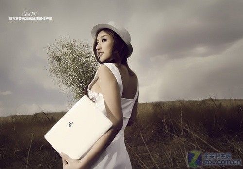 美女怀抱华硕贝壳版Eee PC惊艳图赏