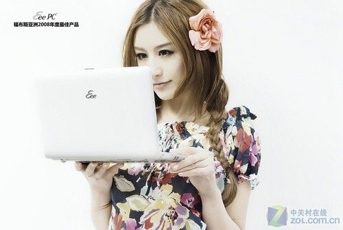 美女怀抱华硕贝壳版Eee PC惊艳图赏