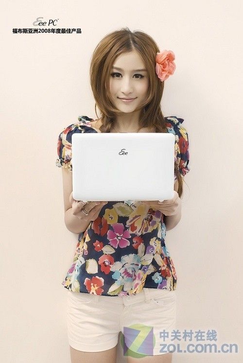 美女怀抱华硕贝壳版Eee PC惊艳图赏
