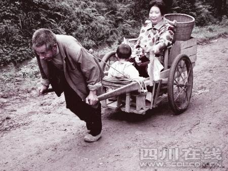 六旬翁拉板车带病妻散步 被称“最好的男人”