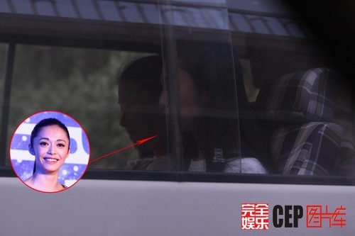 收入看涨依然低调 姚晨坐金杯车逛菜市场(图)