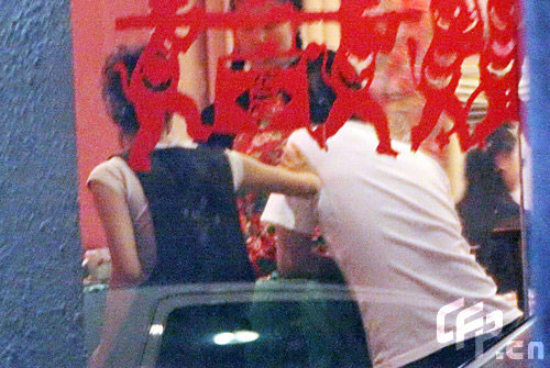 王珞丹与神秘男度开心夜晚似恋人亲密打闹(图)