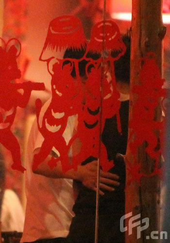 王珞丹与神秘男度开心夜晚似恋人亲密打闹(图)