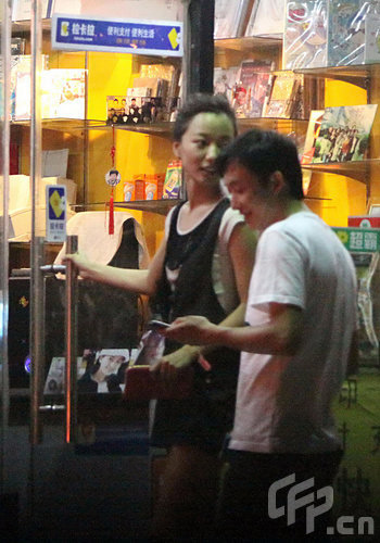 王珞丹与神秘男度开心夜晚似恋人亲密打闹(图)