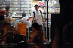 组图:夏雨深夜接袁泉回家二人被曝恋情稳固