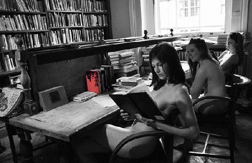 组图:牛津大学学生拍裸体挂历为慈善筹款