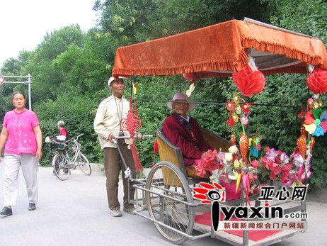 6旬残疾汉自制“孝母车”拉99岁老母散心(图)