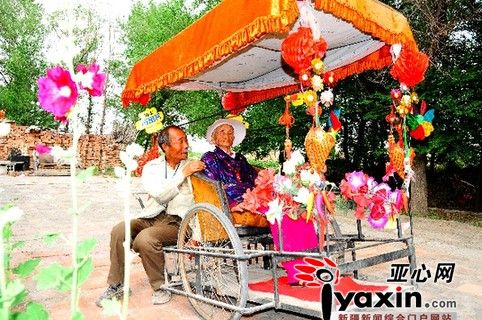 6旬残疾汉自制“孝母车”拉99岁老母散心(图)