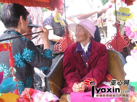 6旬残疾汉自制“孝母车”拉99岁老母散心(图)