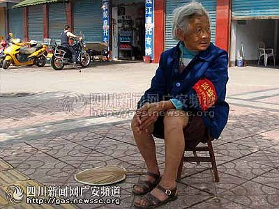 八旬老太守街执勤 被誉为最老治安员(图)