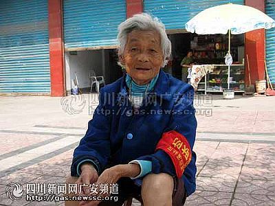 八旬老太守街执勤 被誉为最老治安员(图)