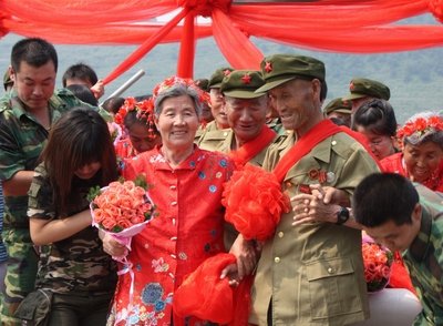 董存瑞战友及9名老兵举办集体婚礼(图)