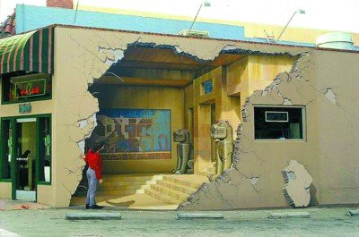 建筑墙壁三维壁画屡引路人“碰壁”(组图)