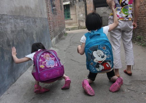 双胞胎姐妹爬行上学犹如长征(组图)