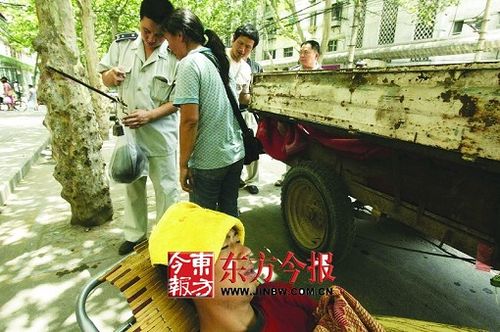 瓜农发烧病倒 城管客串小贩帮卖西瓜(图)