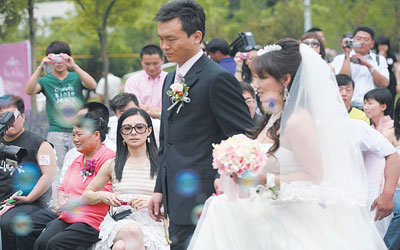 刘璇现身毕文静婚礼被传自杀后首度亮相(图)