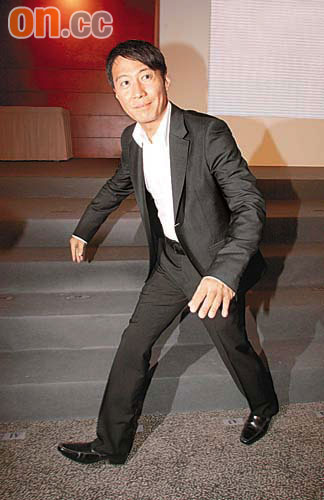 黎明跳楼留后遗症否认与乐基儿已结婚(图)