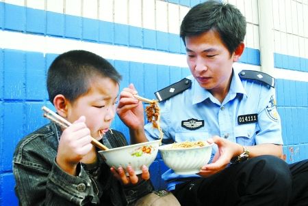 9岁孩子步行1月找父亲饿倒路边 吃瓜皮睡草丛